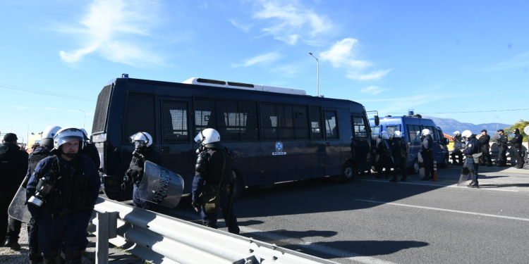 Χημικά και κρότου λάμψης στο Ρίο – Άνοιξαν τα διόδια οι αγρότες (φώτο, βίντεο)