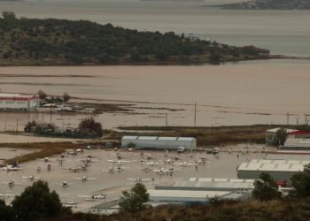 Κακοκαιρία Byron στη Νέα Πέραμο: Έγκυος σε σπίτι που πλημμύρισε – Καταστροφές από το κοιμητήριο ως τα θερμοκήπια (βίντεο)