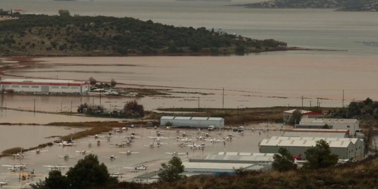 Κακοκαιρία Byron στη Νέα Πέραμο: Έγκυος σε σπίτι που πλημμύρισε – Καταστροφές από το κοιμητήριο ως τα θερμοκήπια (βίντεο)