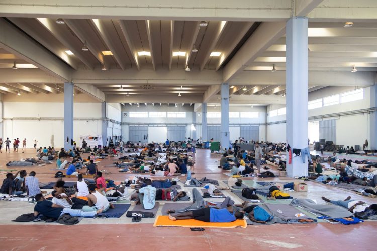 Μετανάστευση: H Ευρώπη σκληραίνει, τα δικαστήρια σκληραίνουν και η Ελλάδα στη μέση