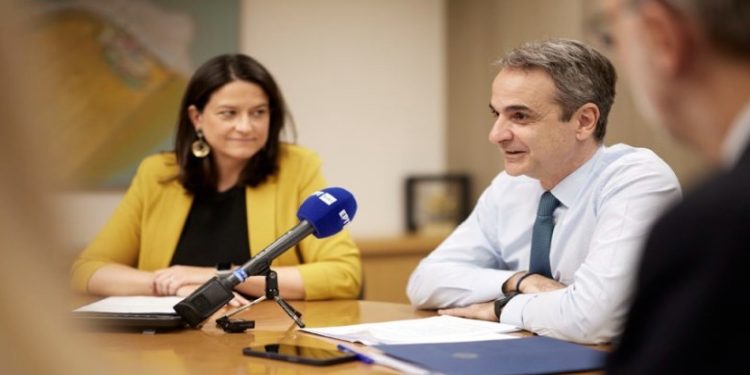 Σύσκεψη στο Μαξίμου υπό τον πρωθυπουργό για τις συλλογικές συμβάσεις