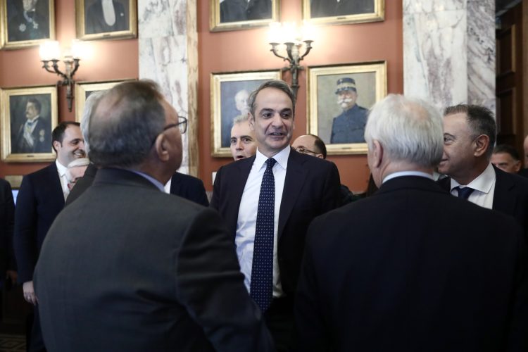 ΝΔ: Ραντεβού για μασάζ – μελομακάρονο edition