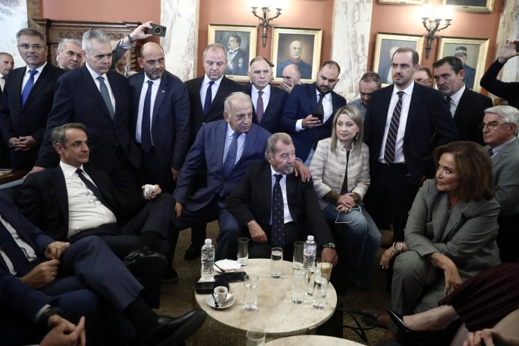 Μασάζ «γαλάζιων» βουλευτών από τον πρωθυπουργό στου «Καραβίτη»