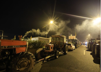 Κλιμακώνουν οι αγρότες παρά την κακοκαιρία: Πού υπάρχουν μπλόκα – Πού έρχονται νέα (βίντεο)