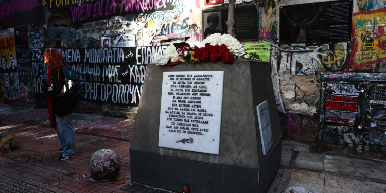 Πλήθος κόσμου στο σημείο της δολοφονίας του Αλέξη Γρηγορόπουλου (βίντεο)