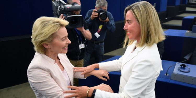 Θύελλα στην Κομισιόν: Η σύλληψη Μογκερίνι δοκιμάζει τη φον ντερ Λάιεν