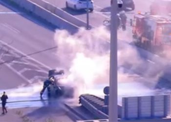 Φωτιά σε αυτοκίνητο στην παραλιακή στο ύψος του Μοσχάτου – Διακοπή κυκλοφορίας