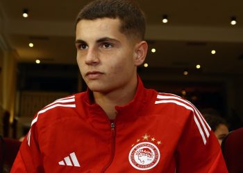 Αποθέωση για τον Χρήστο Μουζακίτη στα Εκπαιδευτήρια Μητρόπολης Πειραιά (φωτο)