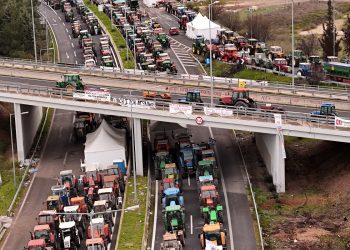 Νέα Αριστερά: Ο Μητσοτάκης απειλεί τους αγρότες κρατώντας ομήρους τους εκδρομείς