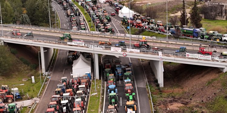 Νέα Αριστερά: Ο Μητσοτάκης απειλεί τους αγρότες κρατώντας ομήρους τους εκδρομείς