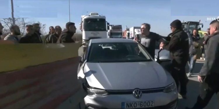 Ένταση στο μπλόκο των αγροτών στα Μάλγαρα – Οδηγός έπεσε πάνω στο τρακτέρ