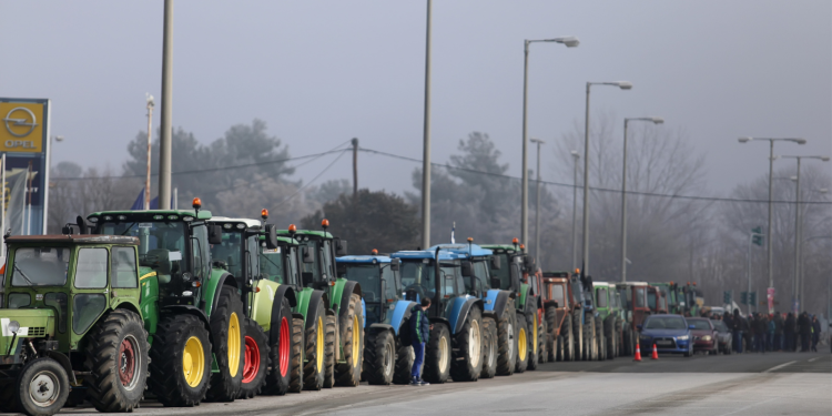 Αγροτικά μπλόκα: Άνοιξε το τελωνείο Προμαχώνα για τα φορτηγά