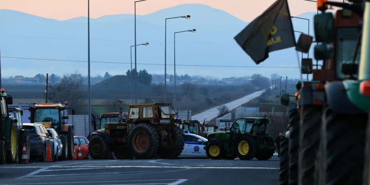 «Οι γονείς μου με συμβουλεύουν να φύγω όσο πιο μακριά γίνεται»: Η συγκινητική εξομολόγηση κόρης αγροτών (βίντεο)