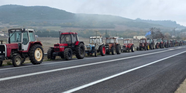 «Παραλύει» η χώρα από τα αγροτικά μπλόκα – Πάνω από 6.000 τρακτέρ στους δρόμους