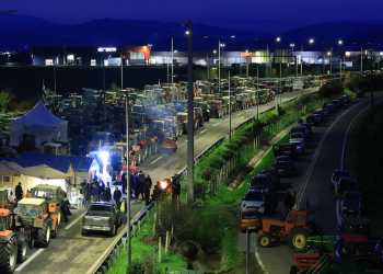 Παραμένουν στο μπλόκο της Νίκαιας οι αγρότες – Σχεδιάζουν κλιμάκωση