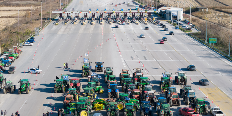 Αγρότες: Σκληραίνουν και άλλο τη στάση τους – Τι αποφάσισαν στο μπλόκο της Νίκαιας (βίντεο)