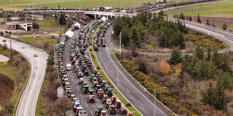 Και μετά τις γιορτές στα μπλόκα οι αγρότες – «Απέτυχε η παγίδα κοινωνικού αυτοματισμού» (βίντεο)