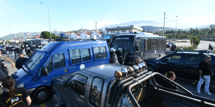 Αδιανόητο σκηνικό στην Πάτρα – ΜΑΤ μπλοκάρουν ασθενοφόρα στη γέφυρα Ρίου Αντιρίου