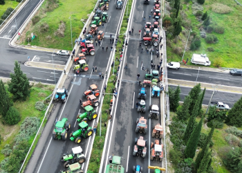 Κλιμακώνουν οι αγρότες: «Κόλαση» σε Μπράλο και Νίκαια – Κλειστή και η Ιονία Οδός