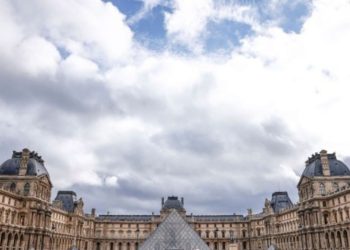 Ξανάνοιξε το Μουσείο του Λούβρου