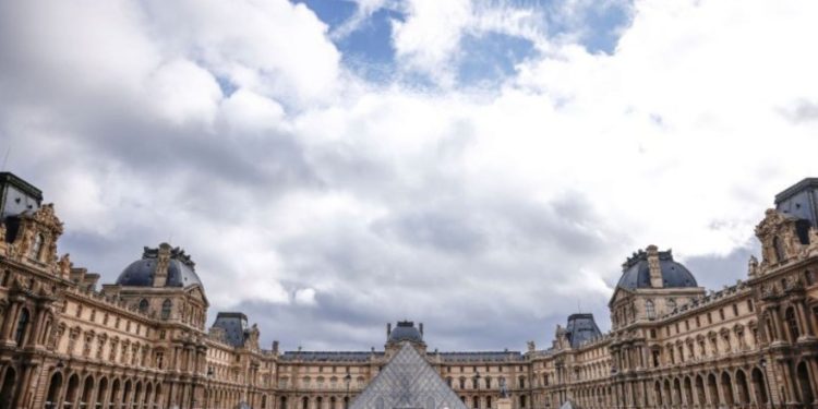 Ξανάνοιξε το Μουσείο του Λούβρου
