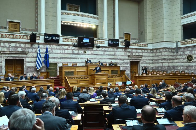 Καρφιά από καραμανλικούς βουλευτές