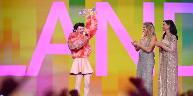 Eurovision: Το Nemo επιστρέφει πίσω το βραβείο του λόγω Ισραήλ