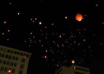 Χιλιάδες φαναράκια φώτισαν την Αθήνα στη «Νύχτα των Ευχών»