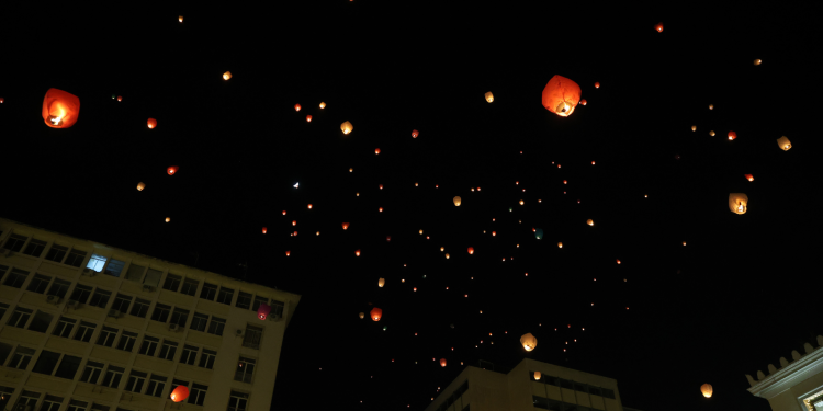 Χιλιάδες φαναράκια φώτισαν την Αθήνα στη «Νύχτα των Ευχών» (φώτο)