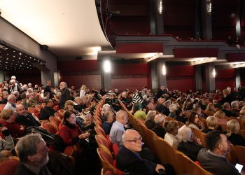 Το «θέατρο Παλλάς» πριν την έναρξη της παρουσίασης της «Ιθάκης» του Αλέξη Τσίπρα