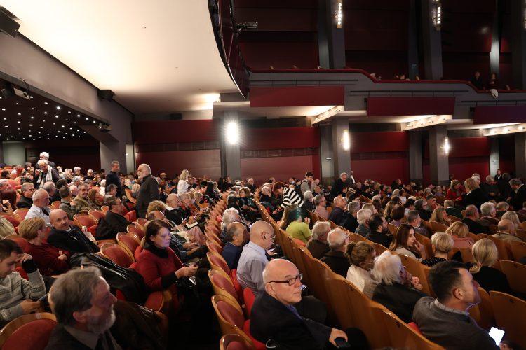 Το «θέατρο Παλλάς» πριν την έναρξη της παρουσίασης της «Ιθάκης» του Αλέξη Τσίπρα