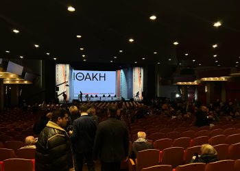 Το «θέατρο Παλλάς» πριν την έναρξη της παρουσίασης της «Ιθάκης» του Αλέξη Τσίπρα (συνεχής ενημέρωση)