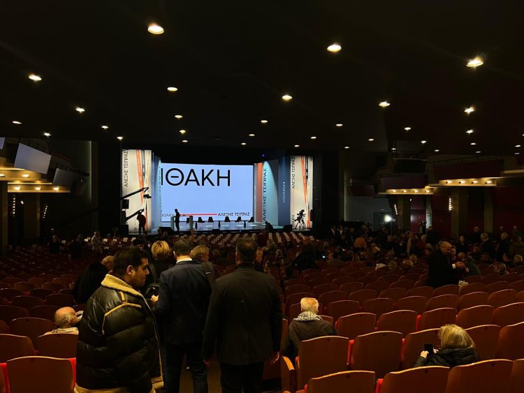 Το «θέατρο Παλλάς» πριν την έναρξη της παρουσίασης της «Ιθάκης» του Αλέξη Τσίπρα (συνεχής ενημέρωση)