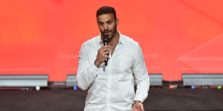 Αυτόπτης μάρτυρας επιβεβαιώνει την επίθεση που δέχθηκε ο δημοσιογράφος από τον Νίκο Παππά