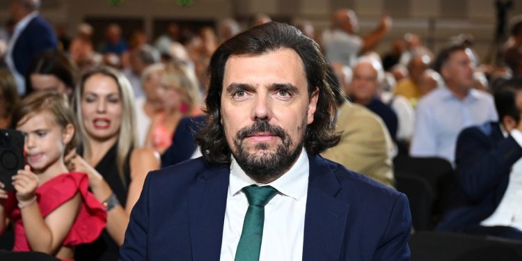 Χαμός με τους ύμνους Παππά για Άδωνι: Στα σχοινιά το ΠΑΣΟΚ, τα «μαζεύει» ο βουλευτής, «σφουγγοκωλάριο» τον λέει ο ΣΥΡΙΖΑ