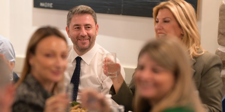 Στην «Τράτα» για μεζέ μετά τον Προϋπολογισμό η ΚΟ του ΠΑΣΟΚ – Ποιοι απουσίαζαν