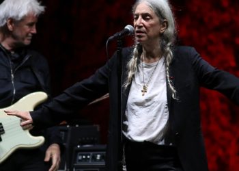 Η «ιέρεια» της punk-rock επιστρέφει στην Αθήνα: Τον Μάιο η Patti Smith στον Λυκαβηττό