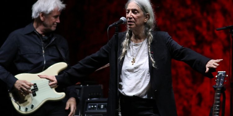 Η «ιέρεια» της punk-rock επιστρέφει στην Αθήνα: Τον Μάιο η Patti Smith στον Λυκαβηττό