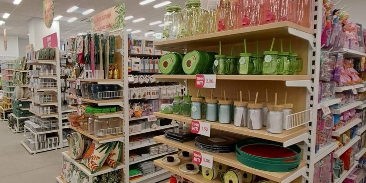 Η ακρίβεια λειτουργεί ως «κηροζίνη» για τις αλυσίδες low cost fashion στην Ελλάδα