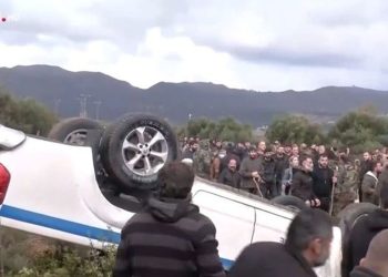 «Μάχη» στην Κρήτη: Οι αγρότες πήραν στο κυνήγι τους αστυνομικούς – Αναποδογύρισαν περιπολικό (βίντεο)