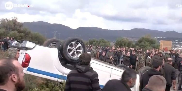 «Μάχη» στην Κρήτη: Οι αγρότες πήραν στο κυνήγι τους αστυνομικούς – Αναποδογύρισαν περιπολικό (βίντεο)