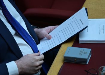 Fast truck διαδικασίες στη Βουλή καταγγέλει η Αντιπολίτευση