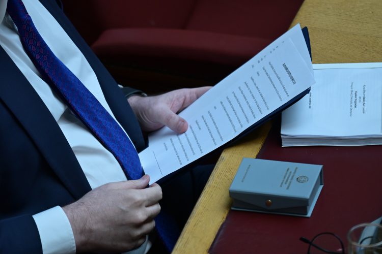 Fast truck διαδικασίες στη Βουλή καταγγέλει η Αντιπολίτευση