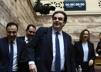 ΕΛΤΑ: Τα «μαζεύει» η κυβέρνηση για το κλείσιμο των καταστημάτων (βίντεο)