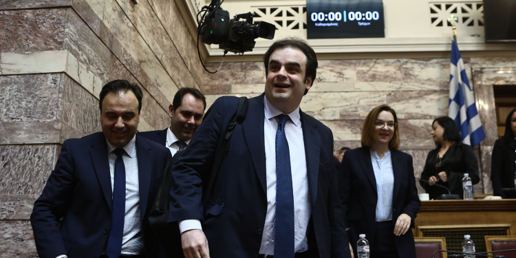 ΕΛΤΑ: Τα «μαζεύει» η κυβέρνηση για το κλείσιμο των καταστημάτων (βίντεο)