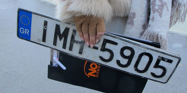 Δημοτική Αστυνομία: Από σήμερα ξεκινά η επιστροφή πινακίδων για τις γιορτές