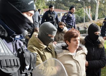 Η Πόλα Ρούπα καταγγέλλει εκδικητικότητα του κράτους απέναντι στο παιδί της