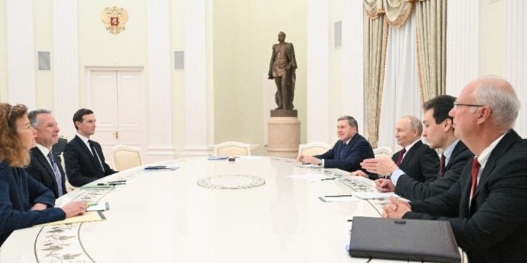 Politico: Η Βρετανία χαρακτηρίζει τις πολεμικές απειλές του Πούτιν ως «κενές φράσεις»