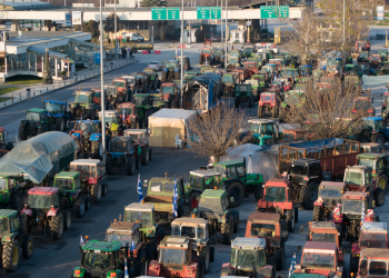 Εντείνουν τις κινητοποιήσεις οι αγρότες – Άνοιξε ο Προμαχώνας, κλειστές παρακαμπτήριες οδοί (βίντεο)