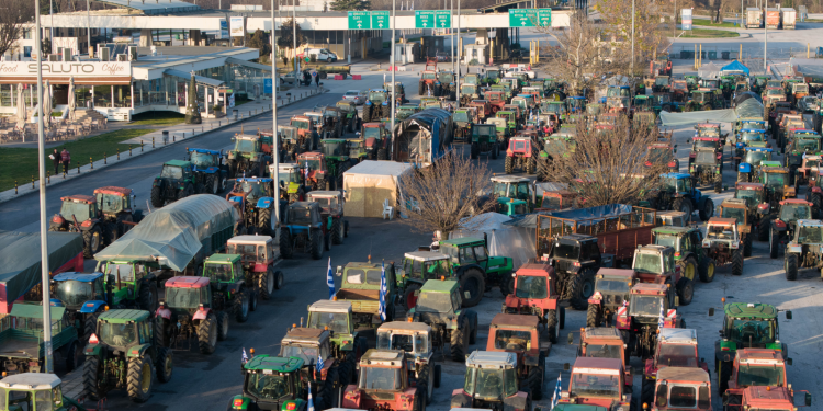 Εντείνουν τις κινητοποιήσεις οι αγρότες – Άνοιξε ο Προμαχώνας, κλειστές παρακαμπτήριες οδοί (βίντεο)